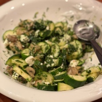 Winter und Salat? Dieser warme, proteinreiche Salat wird euch schmecken.